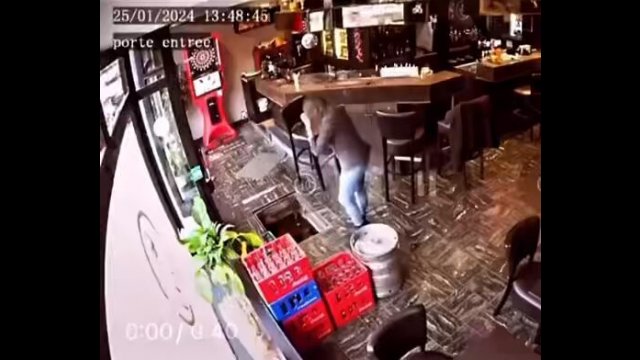 Woman falls down a hole while entering a café [VIDEO]