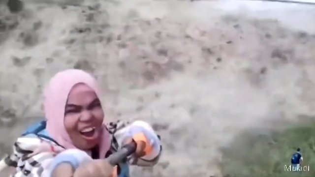 Selfie during Tsunami [VIDEO]