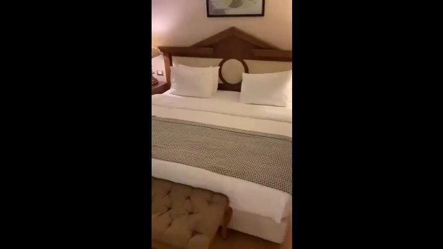 Man finds something unusual in his hotel room [VIDEO]