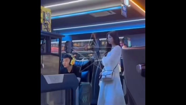 She caught her boyfriend, who was not answering her calls, in the arcade [VIDEO]