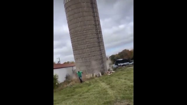 Knocking down a tower with a sledgehammer [VIDEO]