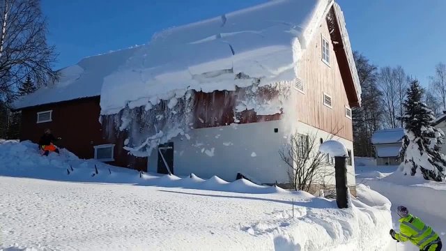 Using a rope to remove snow from the roof