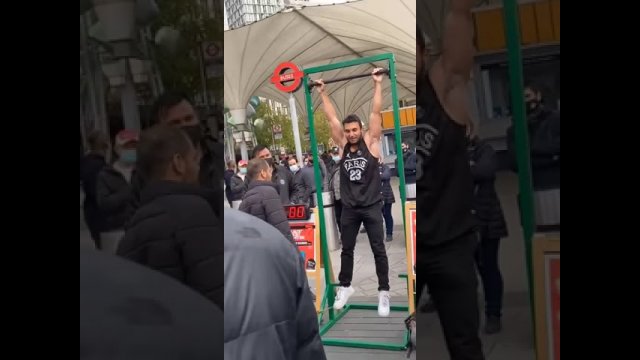 Guy holding onto pullup bar gets scammed for 100 Pounds