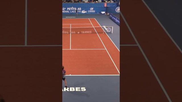 Ambidextrous young tennis player doesn’t need a backhand [VIDEO]