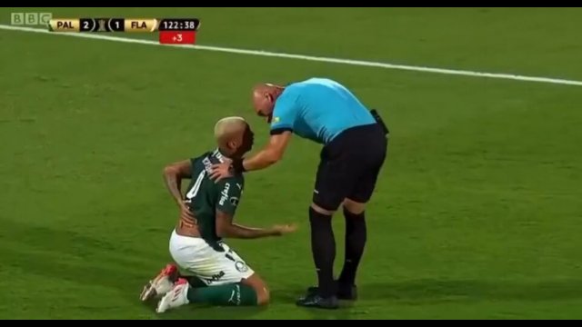 Brazilian player falls to the ground after touch from referee [VIDEO]