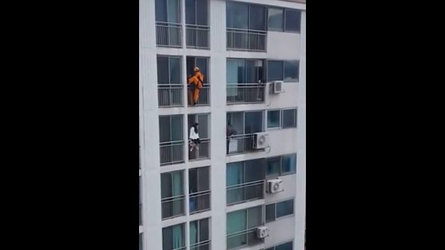 Firefighter Saves Girl From Committing Suicide [VIDEO]