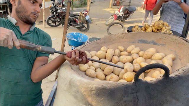 Vendor Cooks Potato in Sand in a Huge Tandoor [VIDEO]