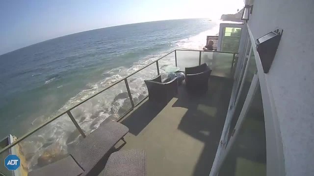 Balcony collapses and sends people plunging 15 feet