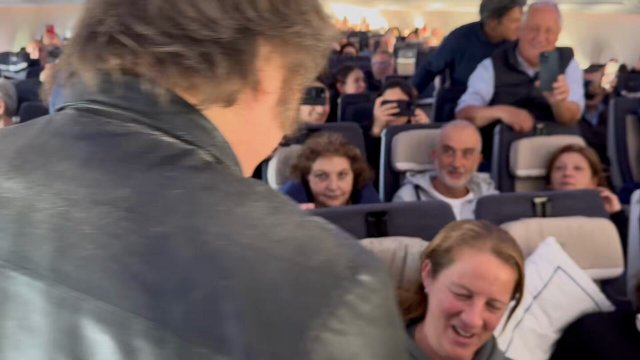 The President of Argentina does not fly private— the leader is not removed from his people [VIDEO]
