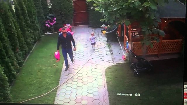 Daddy saves his daughter from a dog attack! Such reflexes I haven't seen before!