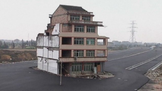 Motorway built around home in China [VIDEO]