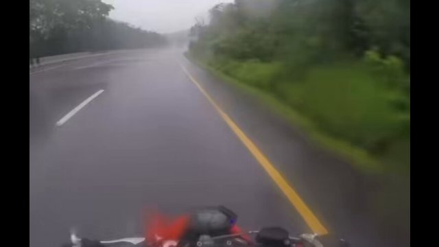 Biker saved his girlfriend during accident [VIDEO]