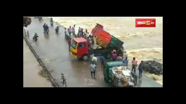 Waste was dumped by workers in a river at Thittakudi [VIDEO]