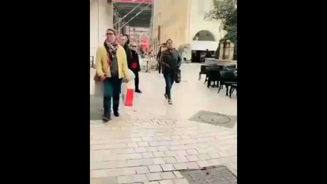 To intimidate Italian women by an Arab teen... [VIDEO]