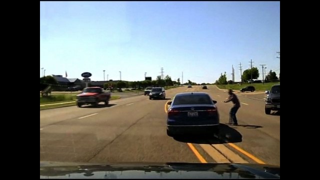 Man jumps into moving car, saves seizure victim