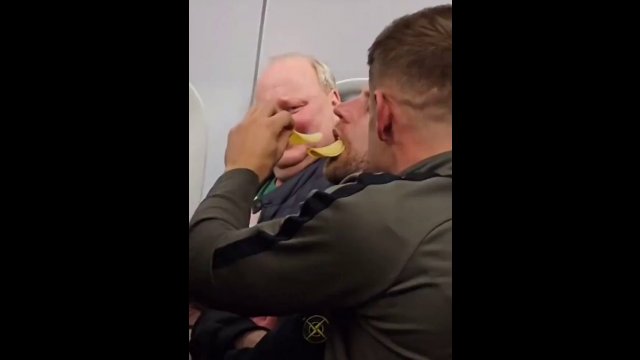 Sleeping Passenger’s Hilarious Mid-Flight Snack! [VIDEO]