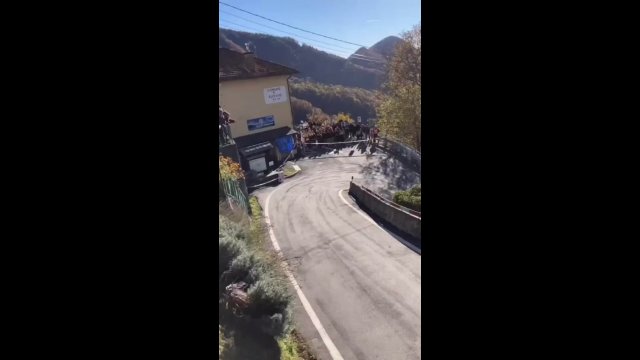 Rally driver taking full advantage of the situation [VIDEO]
