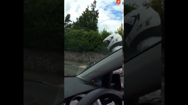 The motorcyclist tried to threaten the driver. That was a mistake!