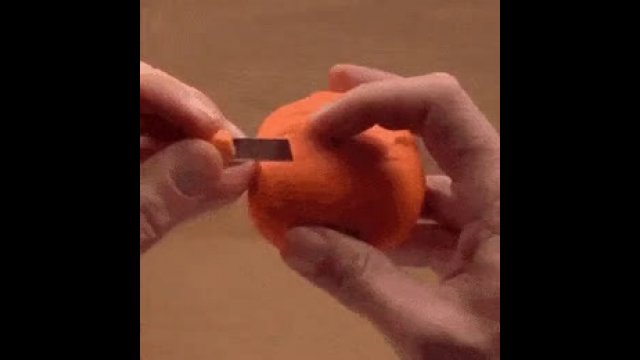 An artistic way to peel a tangerine