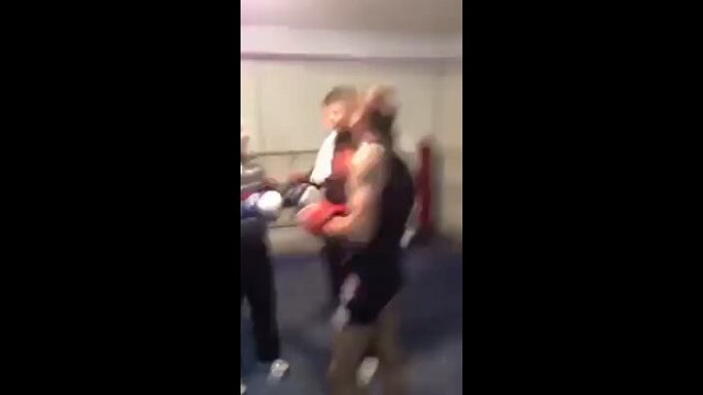 Never underestimate a old boxer! [VIDEO]