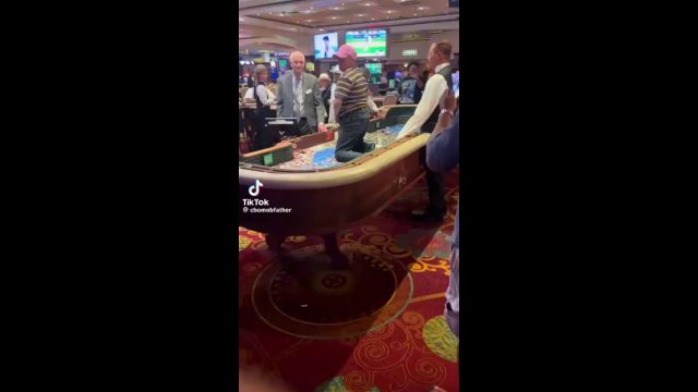 Guy throws a tantrum at the Casino after losing his life savings [VIDEO]