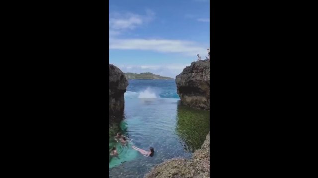 Tide pool quickly becomes very dangerous [VIDEO]