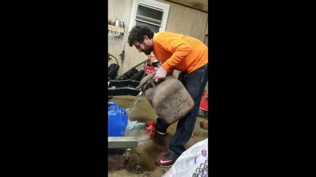 He accidentally set fire to the garage while pouring gasoline [VIDEO]