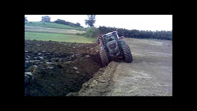 Ploughing and soil preparation in one pass with a Fendt 936