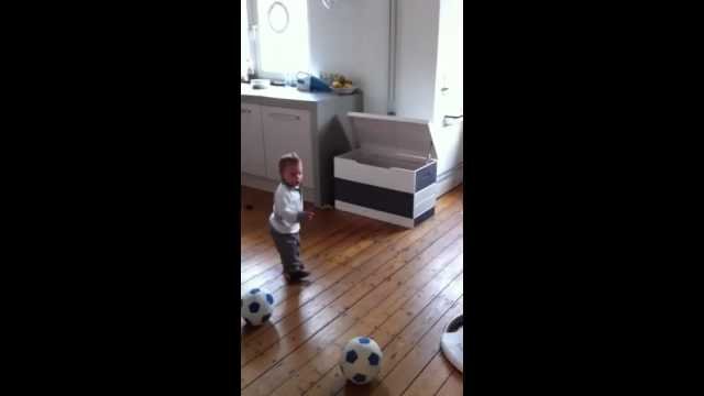 Amazing football skills 1.5 year old kid [VIDEO]