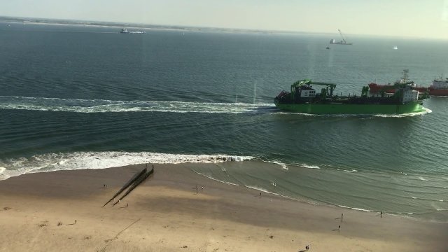 This ship made a wake that sent beachgoers to the hospital [VIDEO]