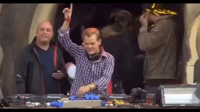 Avicii playing 'Levels' live for the first time ever at Tomorrowland in 2011 [VIDEO]