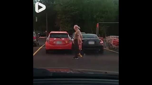 Man pranks woman who is taking up two spaces [VIDEO]