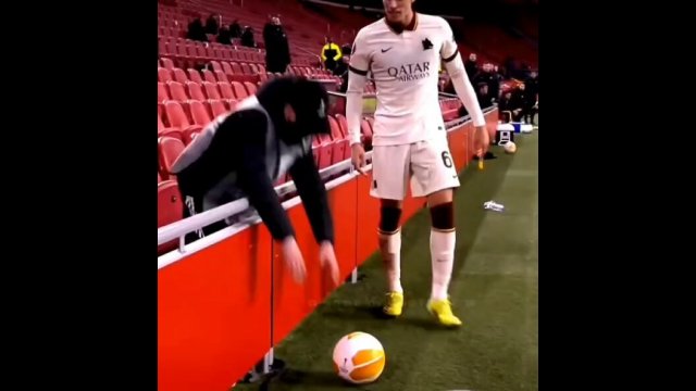 Player vs. ball boy [VIDEO]