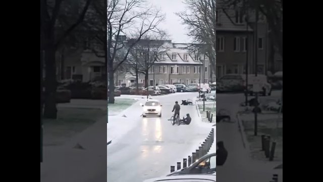 Do yourself a favor and don't cycle on slick street during the winter [VIDEO]