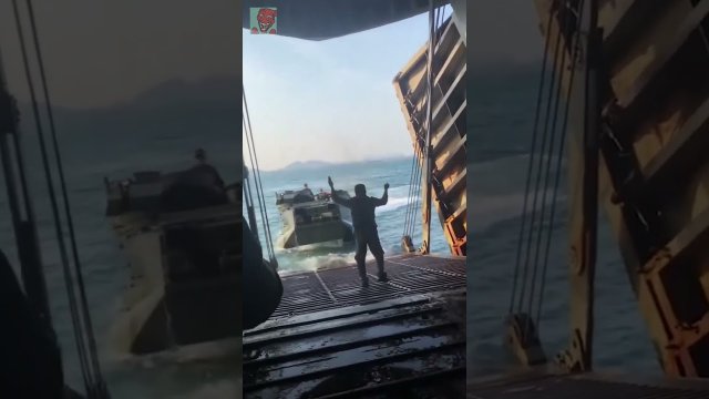 Amphibious tank enters ship [VIDEO]