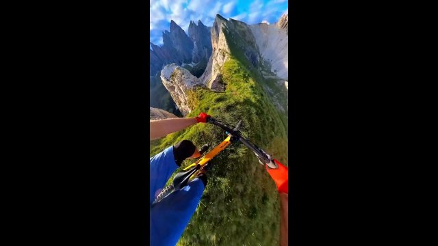 Touching the void on the most breathtaking ridge of the Dolomites [VIDEO]