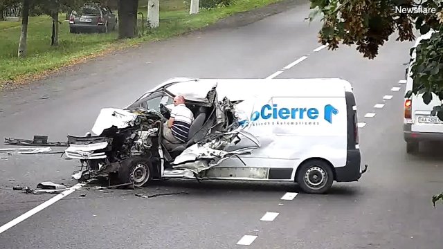 Lorry tries to swerve as Van driver smashes into it in Ukraine