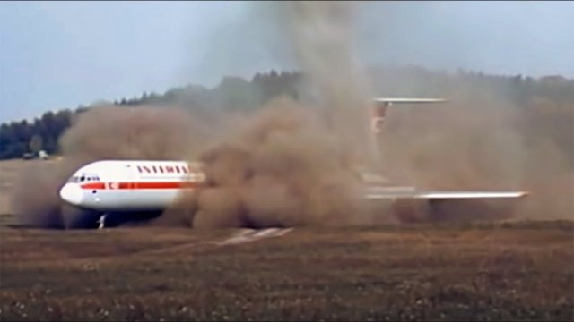 Ilyushin IL-62 Landing on a Field [VIDEO]