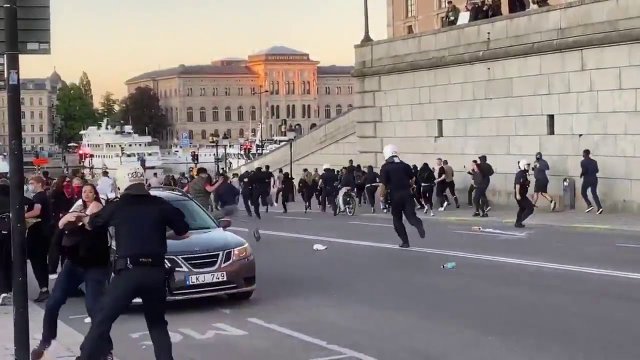 Police Charge at Protesters Outside Royal Palace in Stockholm