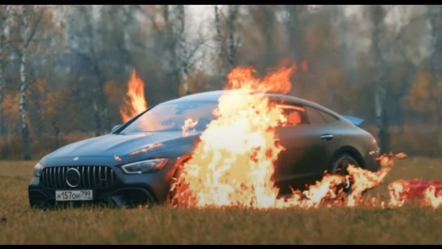 Russian blogger burned his Mercedes AMG