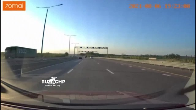 The driver got a penalty for driving in the middle lane