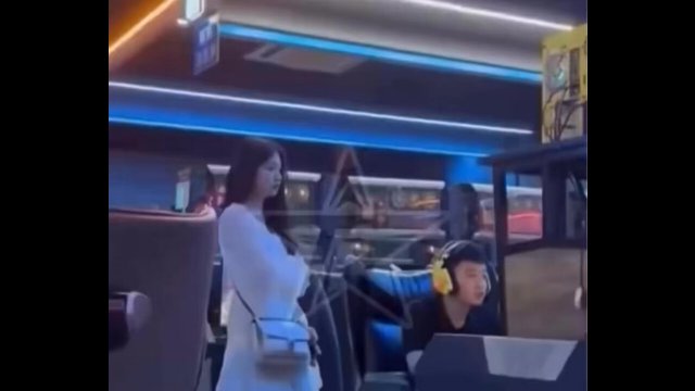 She found her boyfriend at the arcade after he had been ignoring her calls [VIDEO]