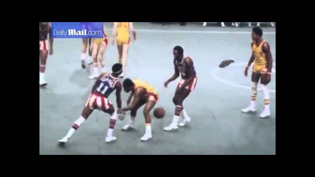 Harlem Globetrotter legend Meadowlark Lemon in action in 1977 [VIDEO]