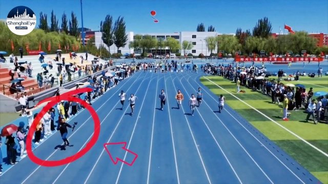 See cameraman, with devices weighing over 4kg, steal the race during campus dash
