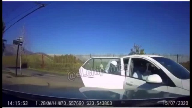 Car robbery ATTEMPT caught on camera [VIDEO]