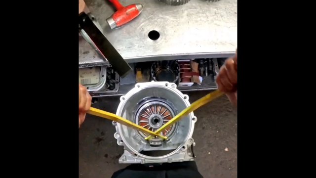 Skilled professional assembles a Chevrolet transmission [VIDEO]