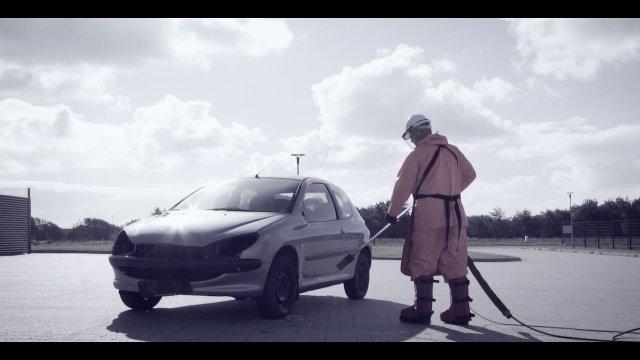 Cleaning a car with a 3000 bar power washer [VIDEO]