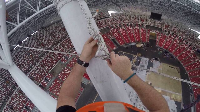 Removing safety line from the roof of the stadium [VIDEO]
