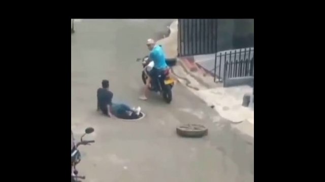A thief falls into a hole after stealing a manhole cover