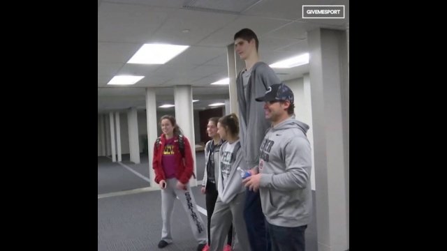 Meet 7-foot 7-inch Romanian basketball player Robert Bobroczky [VIDEO]